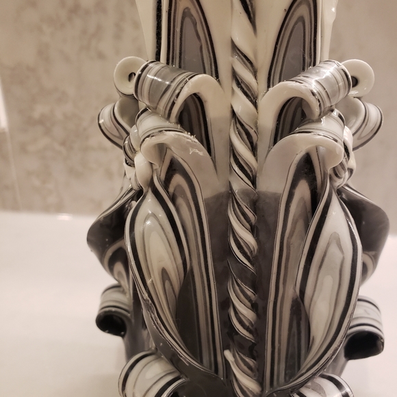 Hand carved grey, white and black candle carved in Hawaii - Picture 5 of 8